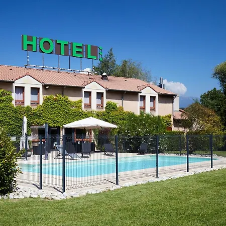 Hotel Logis Des Trois Massifs 3*